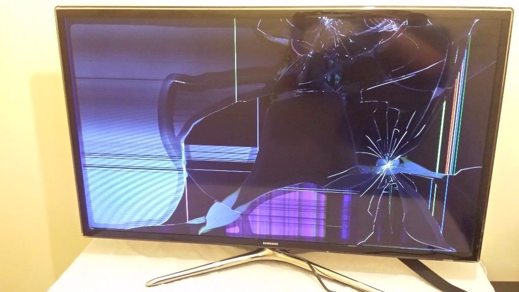 Разбитый экран телевизора